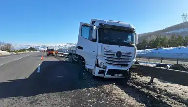 Otoyolda TIR Kazası: Bariyerlere Çarptı