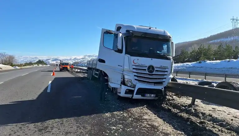 Otoyolda TIR Kazası: Bariyerlere Çarptı